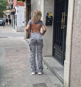 698503881: Chica busca chico en Madrid