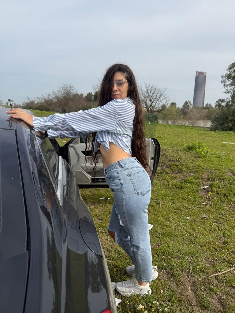 647066228: Chica busca chico en Sevilla