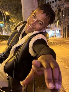 637195145: Chico busca chica en Barcelona