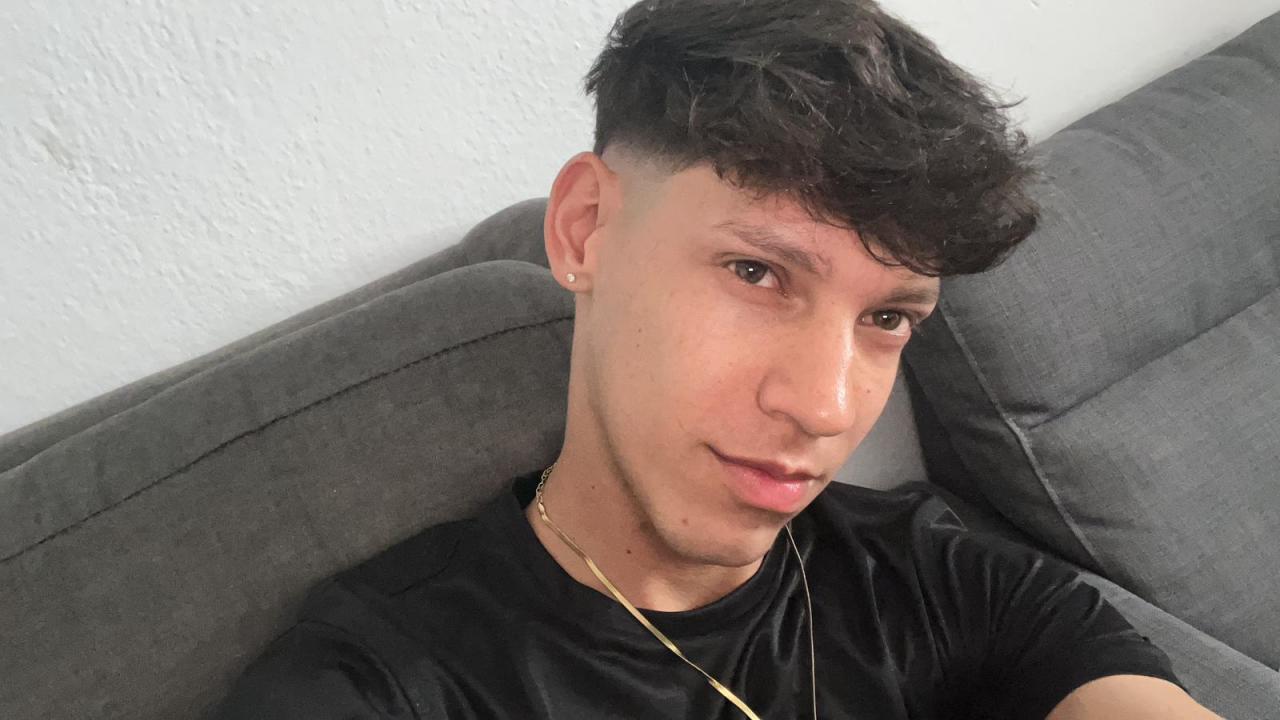 674344545: Chico busca chica en Málaga