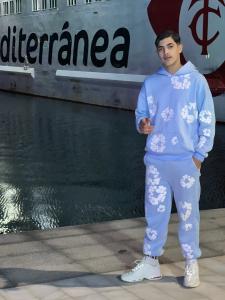 677295437: Chico busca chica en Barcelona