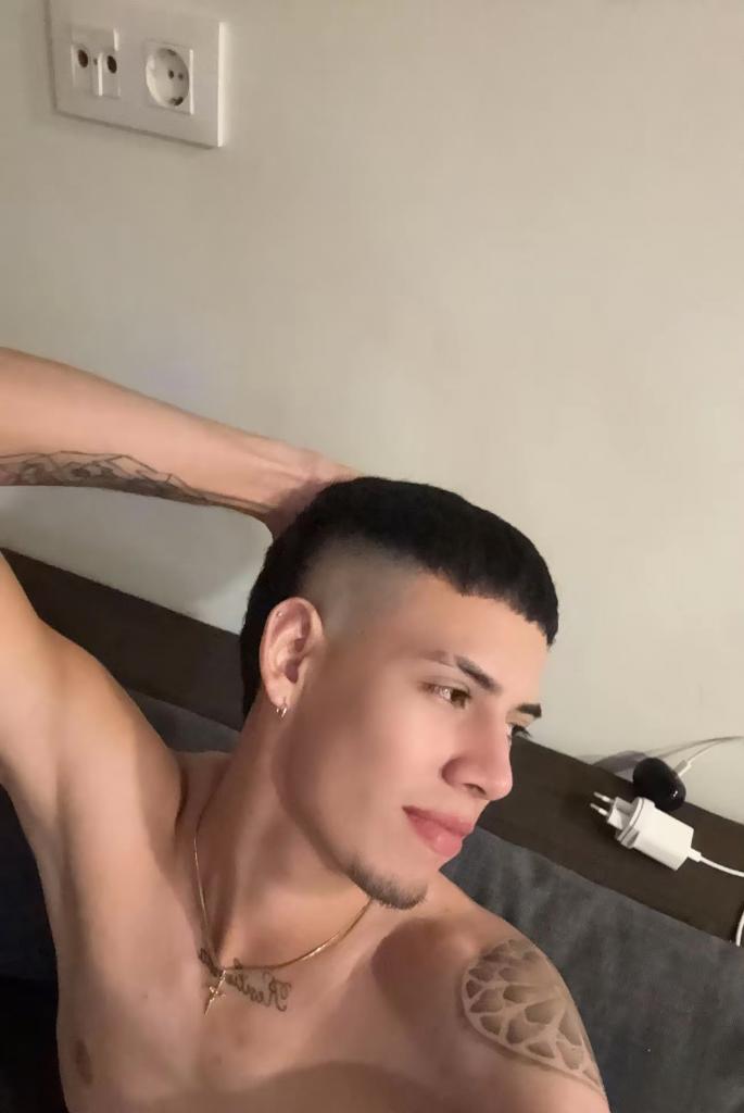 697625075: Chico busca chica en Sevilla