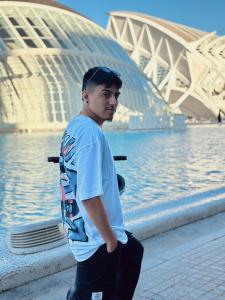 662089415: Chico busca chica en Valencia