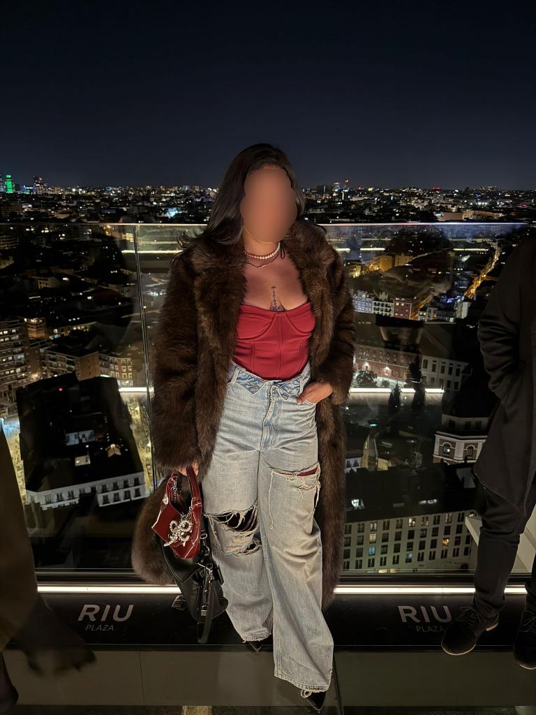 664679165: Chica busca chico en Barcelona