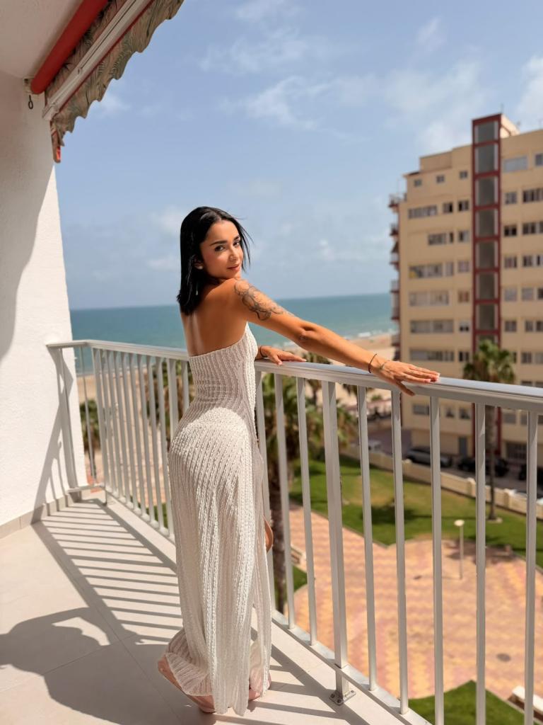 612219841: Chica busca chico en Barcelona